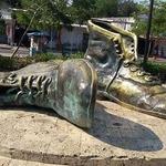 Visit the monument of the old shoes - Visitar el Monumento de Los Zapatos Viejos