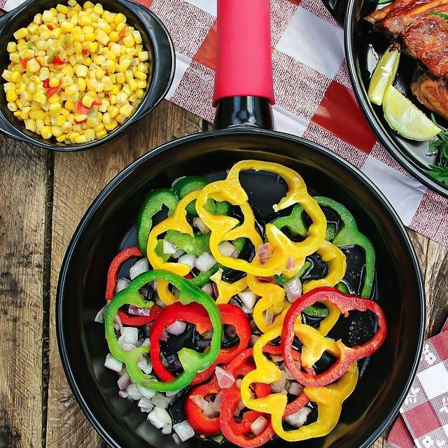 Xtrema 10'' 100% Ceramic Skillet with Cover and Silicone Pot Holder
