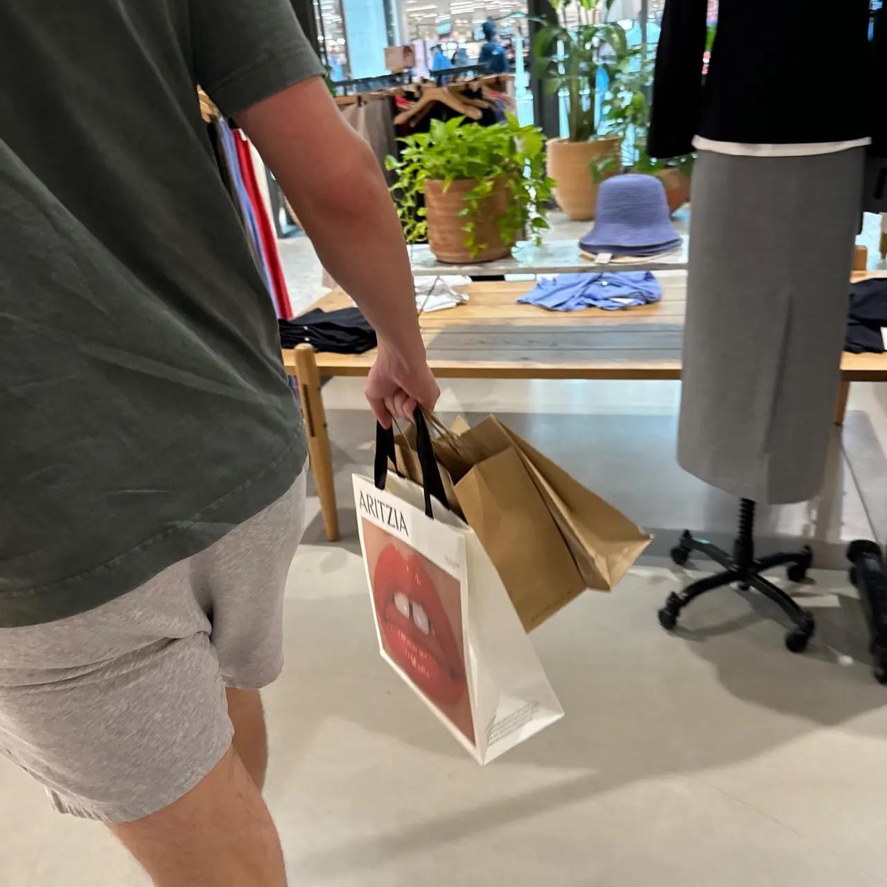 Brennan always insists to carry Jenny's things (even if that means supporting her bad shopping habits...)