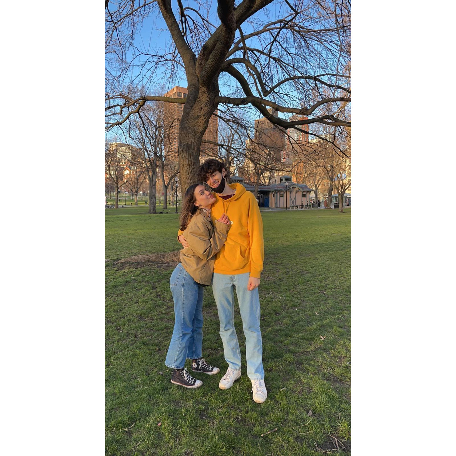 Helena spent a few months at home with her mom during her senior year. | Helena passou alguns meses em casa com a mãe dela durante o último ano da universidade.