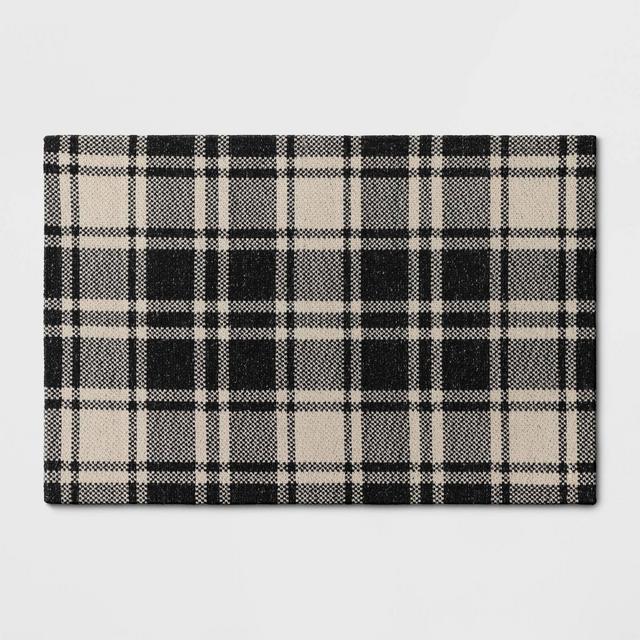 2'x3' Indoor/Outdoor Woven Tapestry Plaid Rug Black - Threshold™