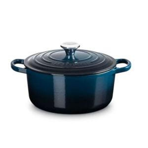 Le Crueset Signature Round Dutch Oven (Color: Nuit, 5.5 Quart)