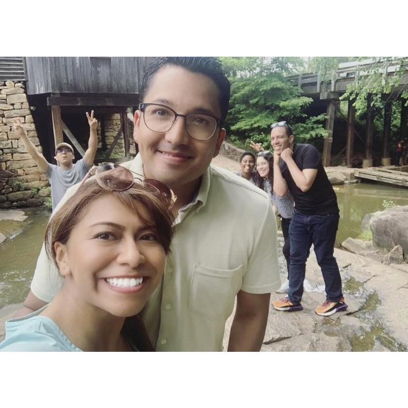 PRIMERA VEZ QUE EL CONOCIÓ A LOS AMIGOS DE ELLA.
FIRST TIME HE MET HER FRIENDS