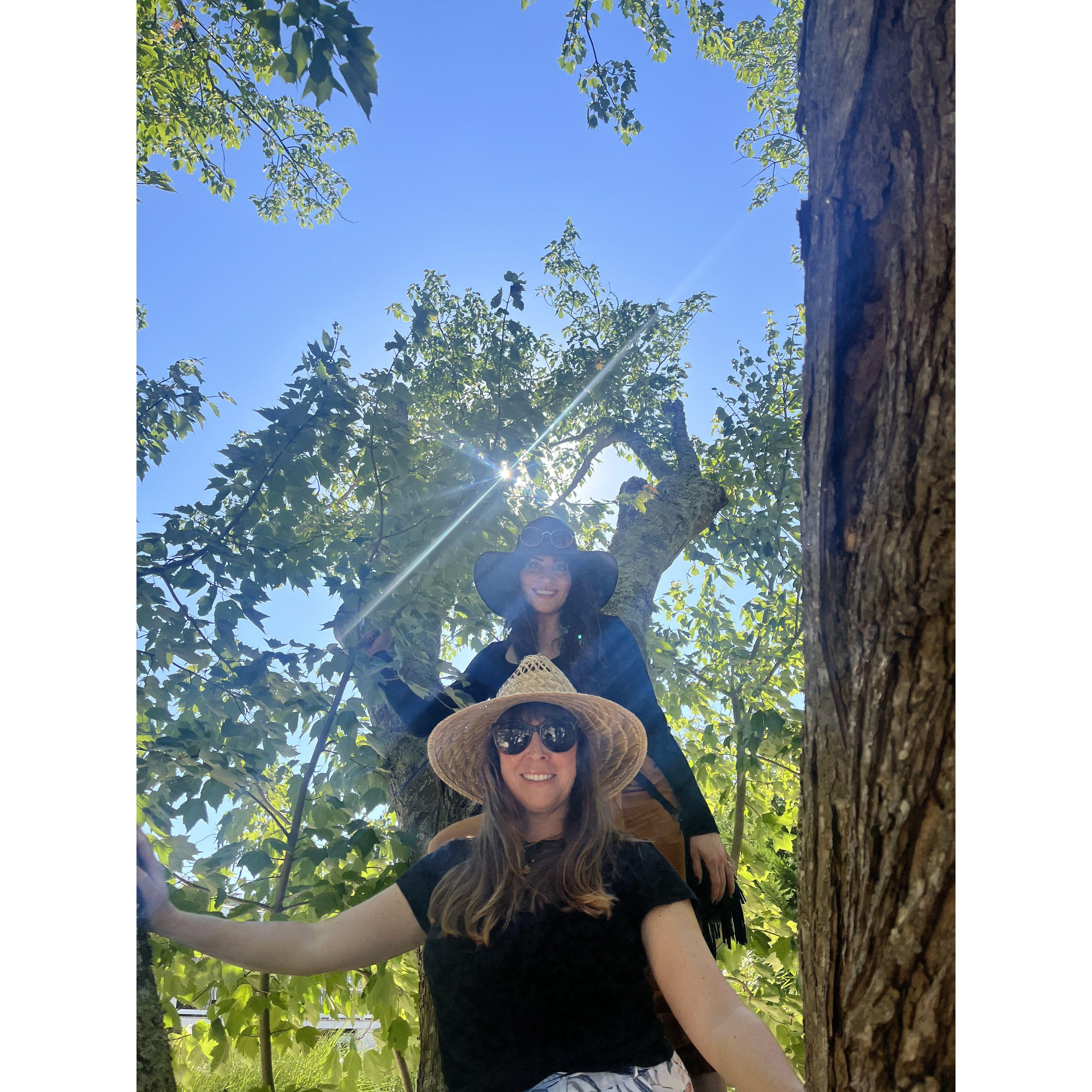 Madeline & Dana pose for their indie duo album cover