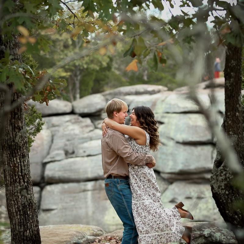 Engagement photos at Garden of the Gods by Jason Gualdoni 📸