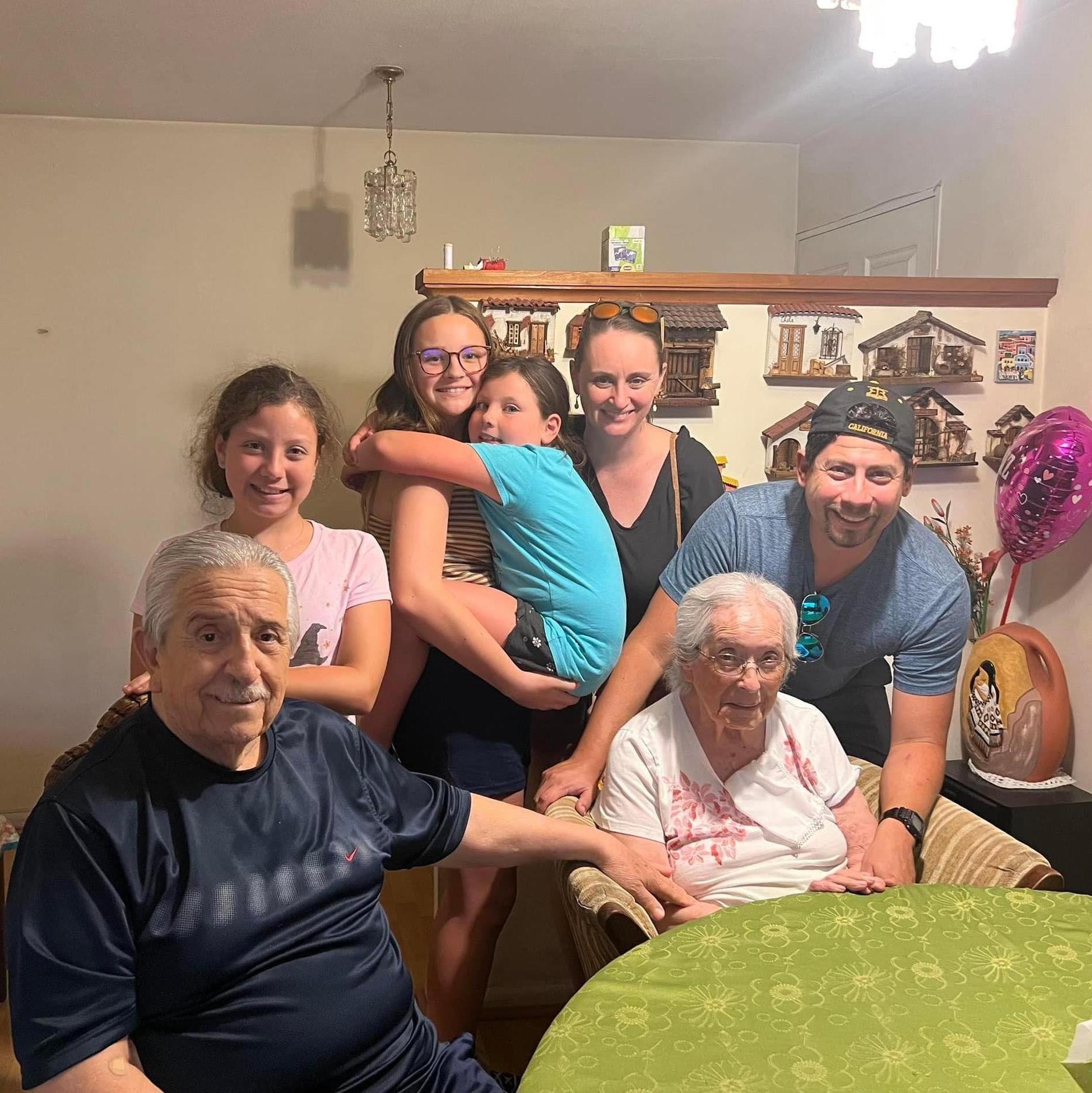 Con el Tata y la Yoya
With Claudio's grandparents