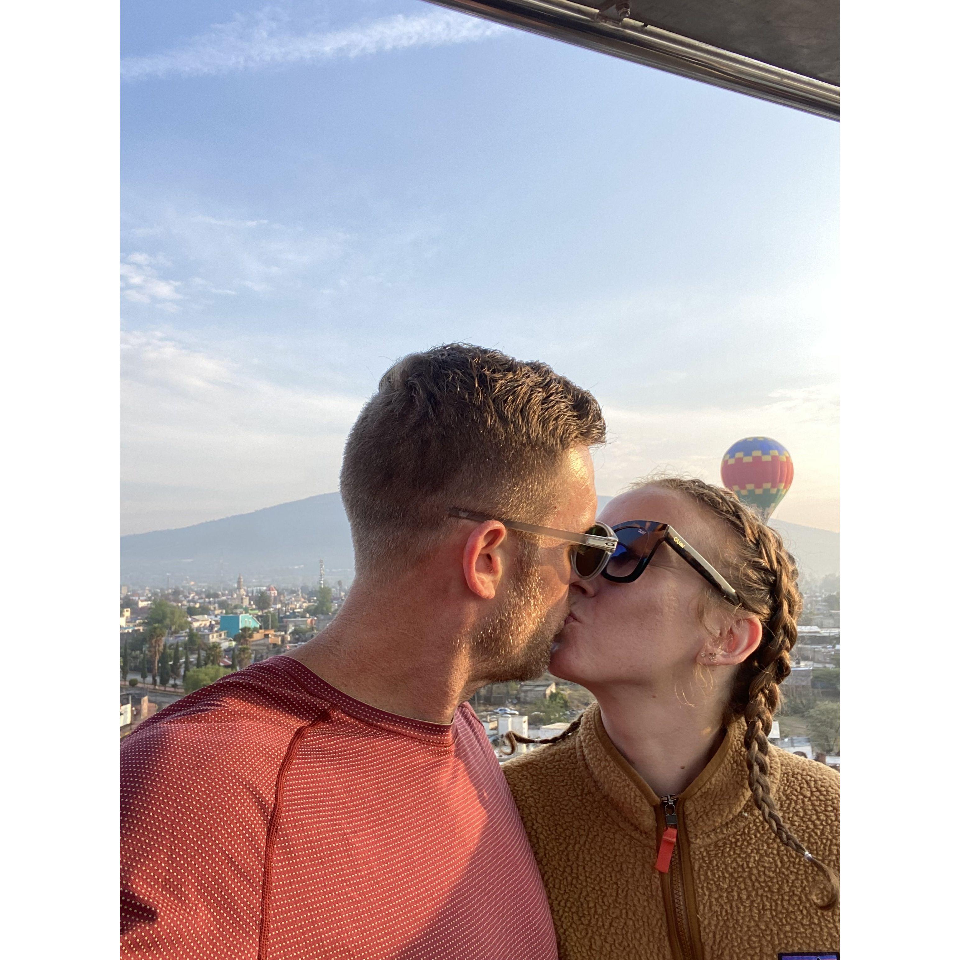 Hot air balloon ride over the pyramids of Mexico City, April 2023