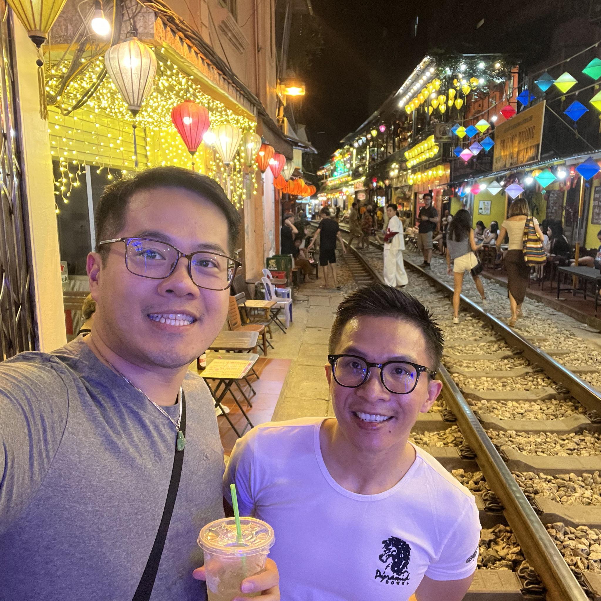 (2) Tho was immediately charmed by Can’s attentive disposition. After dinner, they went to a nearby coffeeshop, and eventually, Can walked Tho home. Tho found himself “hinting” to meet again.