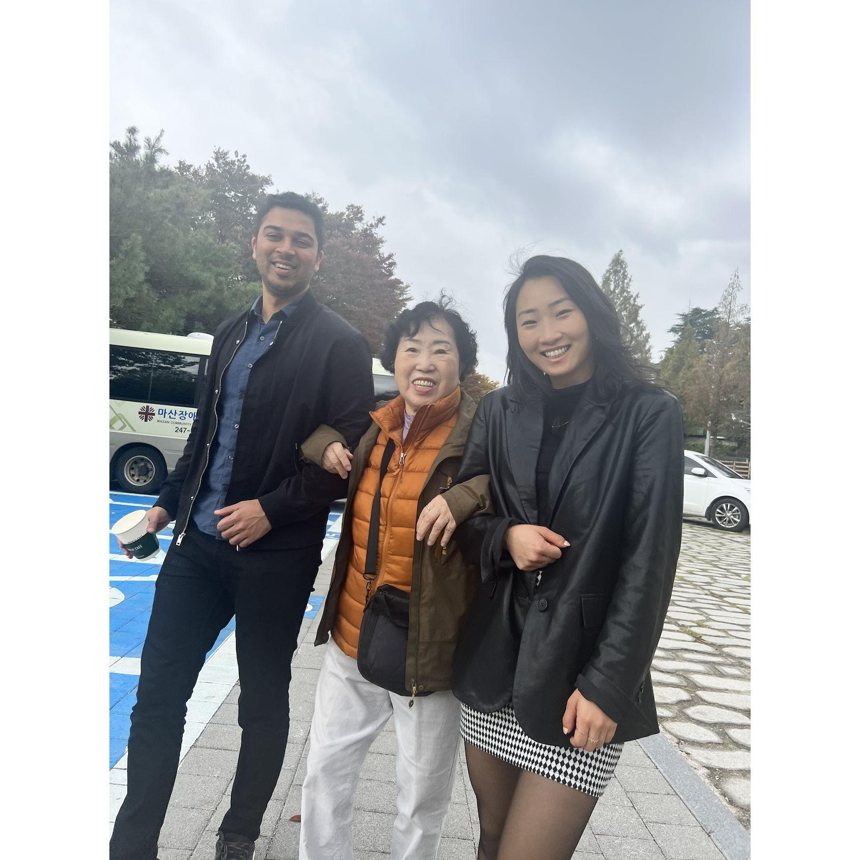 Jenny's grandma said "I love you" to Sagar the first day she met him. 제니의 할머니는 사가르를 처음 만난 날 바로 '사랑해'라고 말씀하셨어요.