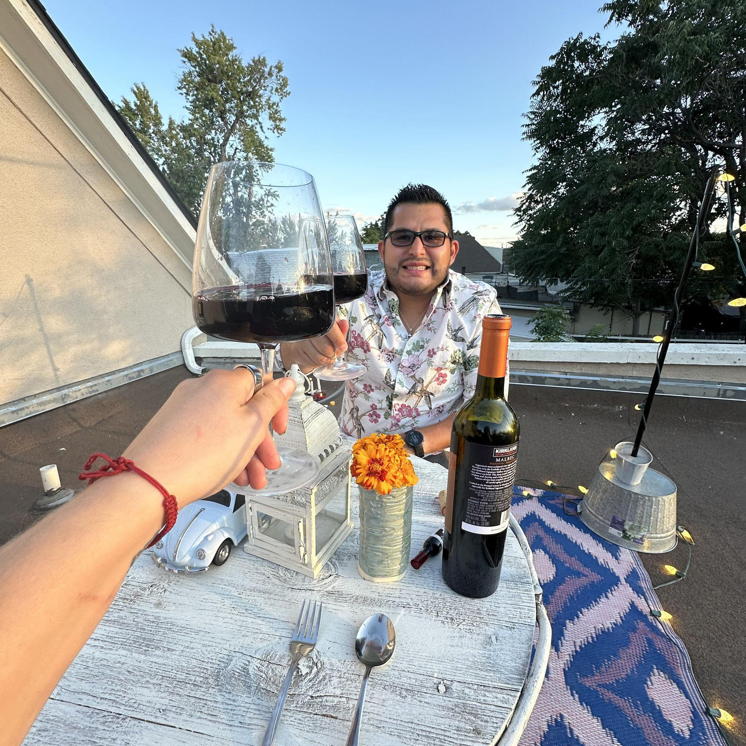 Raquel secretly sets up a dinner on the roof to propose to Carlos and celebrate his birthday. | Raquel organiza en secreto una cena en la azotea para proponerle matrimonio a Carlos.