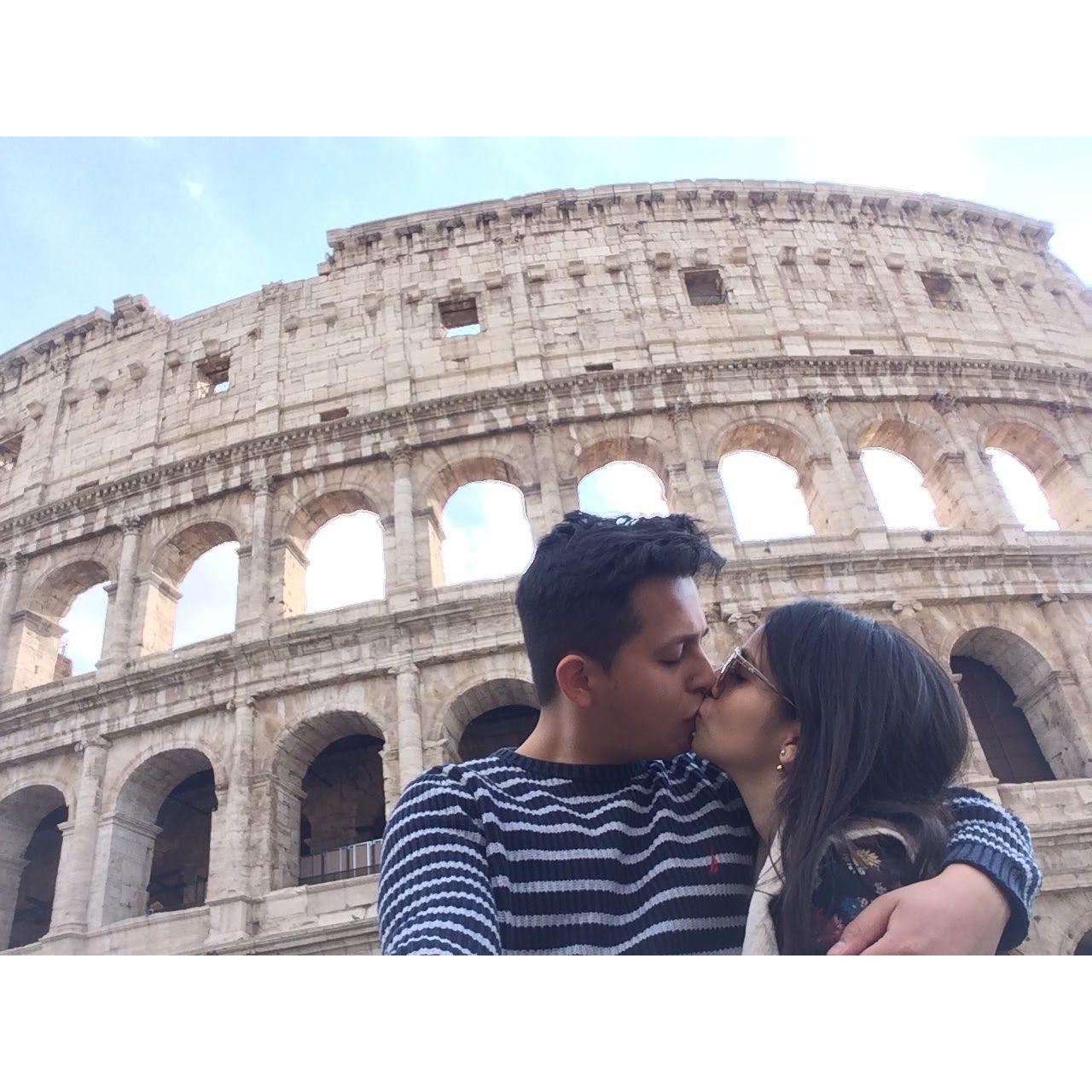 En el 2017 visitamos Italia, comimos gelato 🍦 y nos quedamos sin batería en el celular a la medianoche justo cuando nos íbamos a encontrar. Todavía recordamos la escena de cuando nos encontramos.