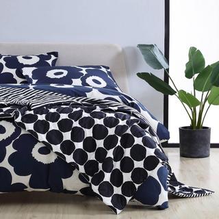 Pienet Kivet Throw Blanket