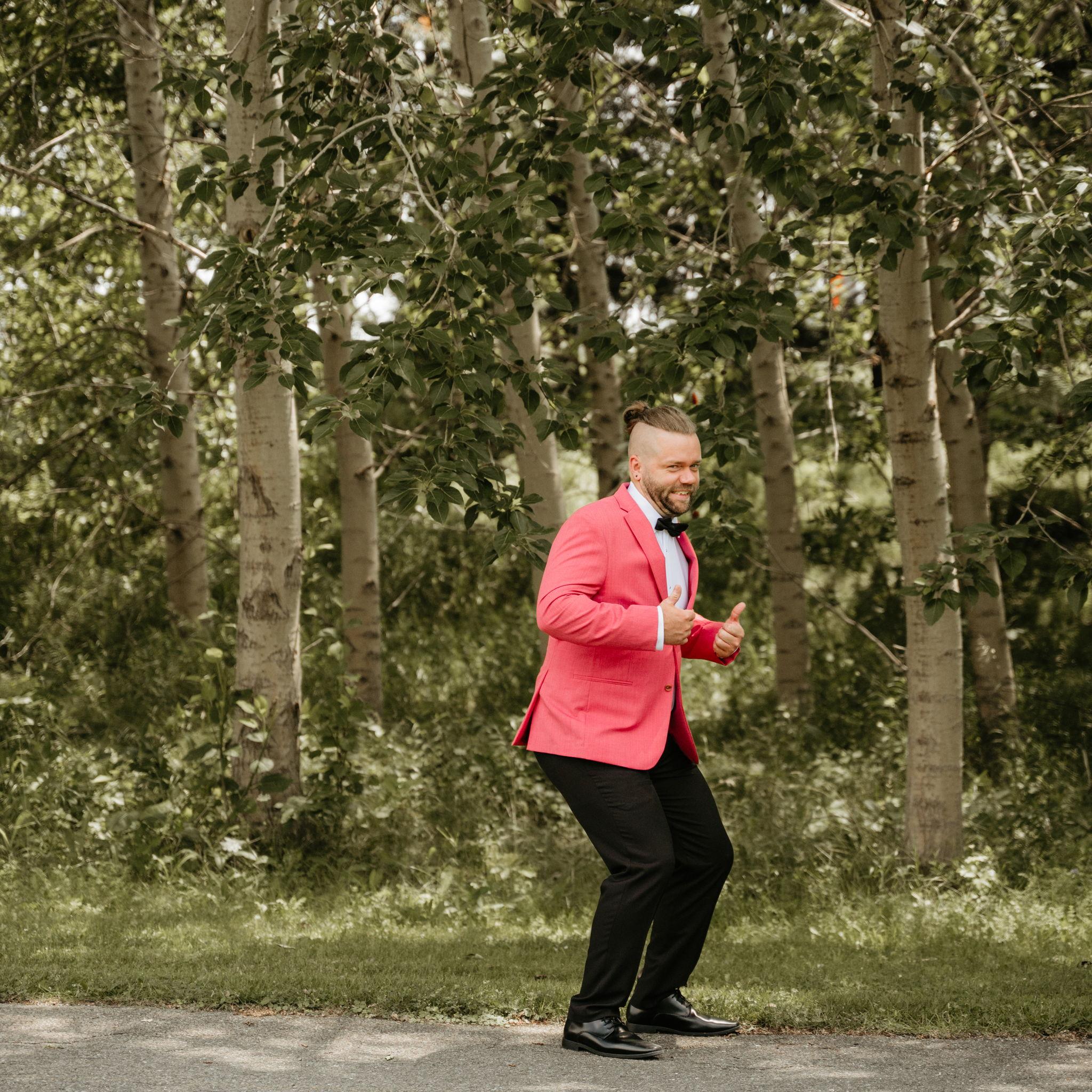 Rémy était bien excité de voir sa future femme pour la première fois dans sa robe blanche.... Il ne savait pas que Cynthia lui réservait une petite surprise ;)