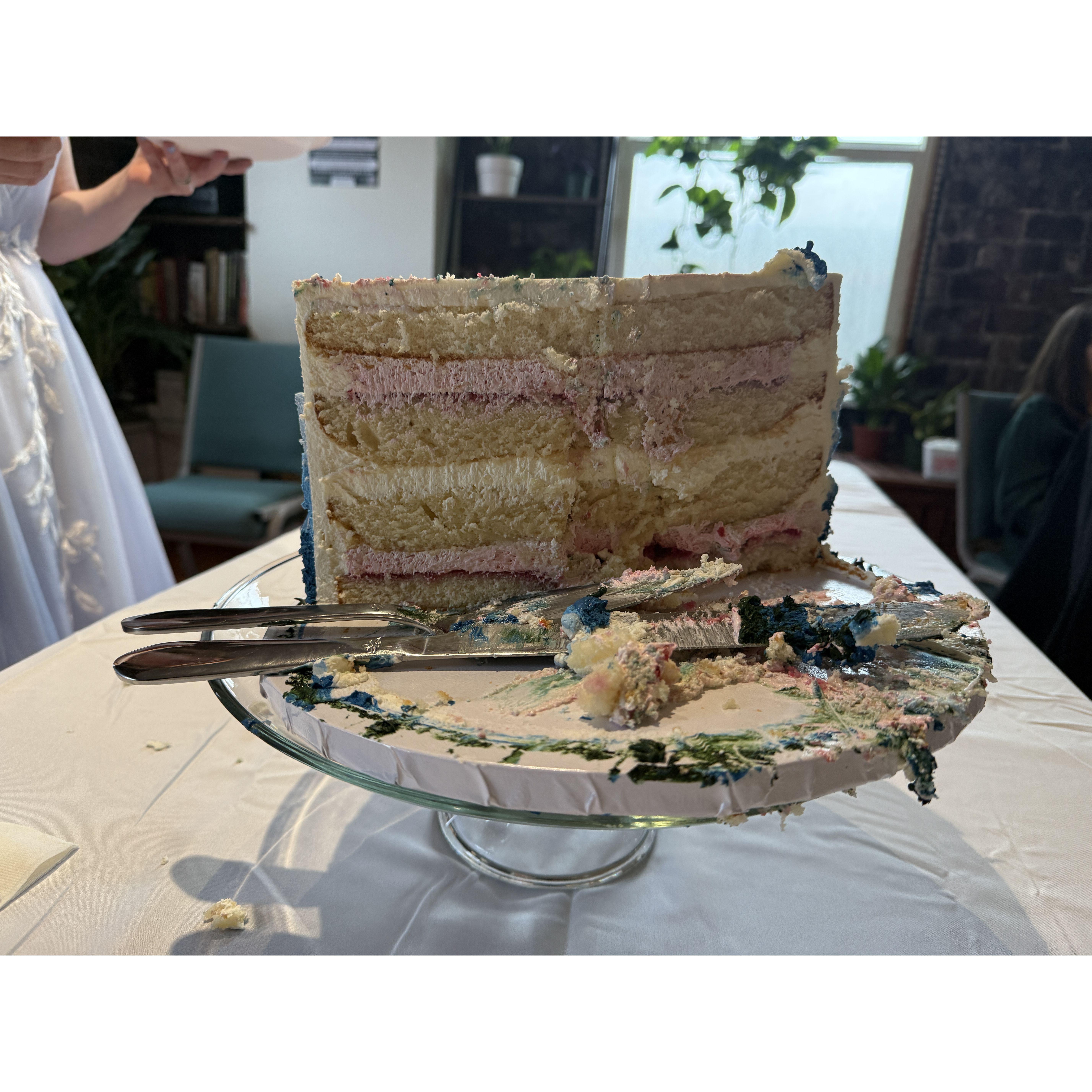 What the cake looked like on the inside!  YUM!!!!