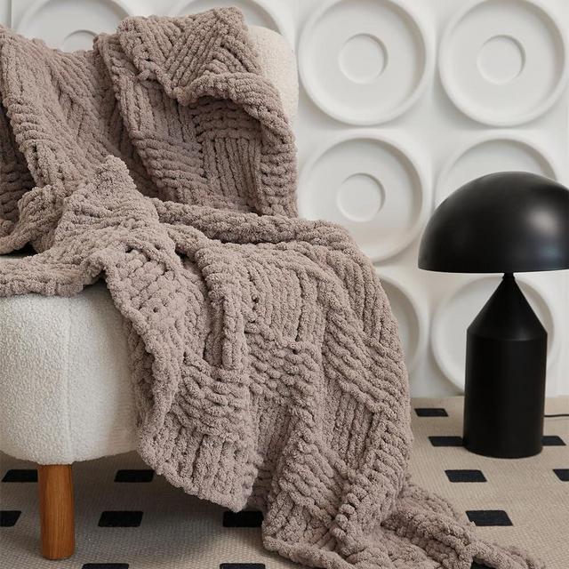 YIRUIO Handmade Chunky Knit Throw Blanket Cable with Checkered Pattern 51''x63'' Oversized Throw Larger Yarn Ultra Soft Cozy Warm for Home Décor Couch Sofa Bed (Camel, Throw XL)