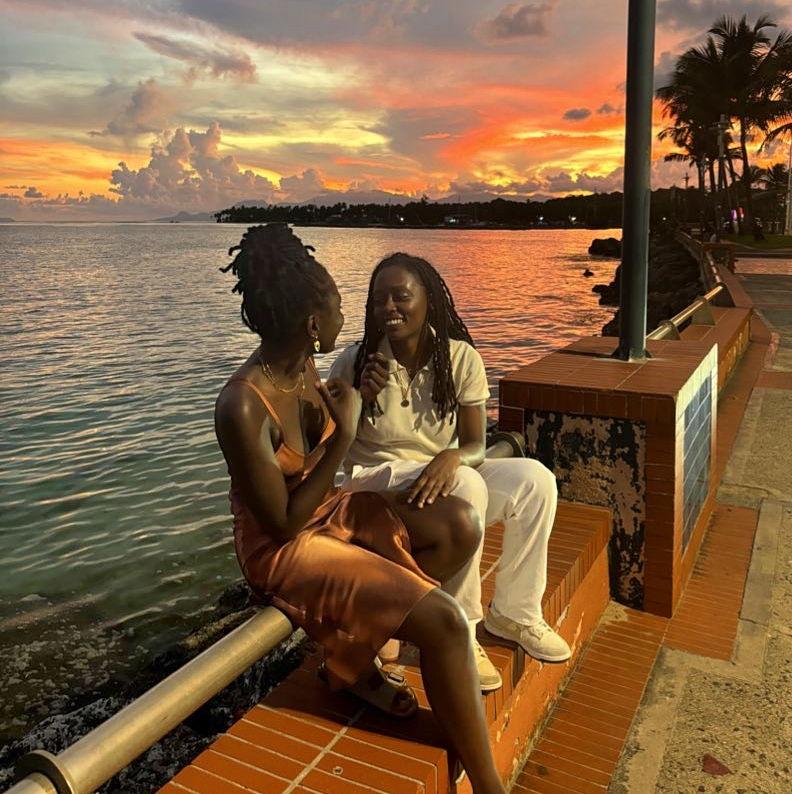 Une demande en mariage inoubliable, portée par la magie d’un coucher de soleil en Guadeloupe. Les couleurs flamboyantes du ciel se mêlent à l’émotion du moment, créant un souvenir gravé à jamais.