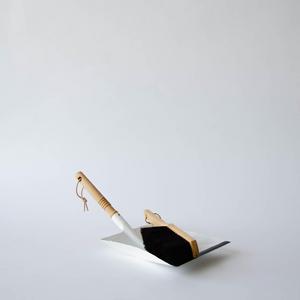 dust pan & brush – white