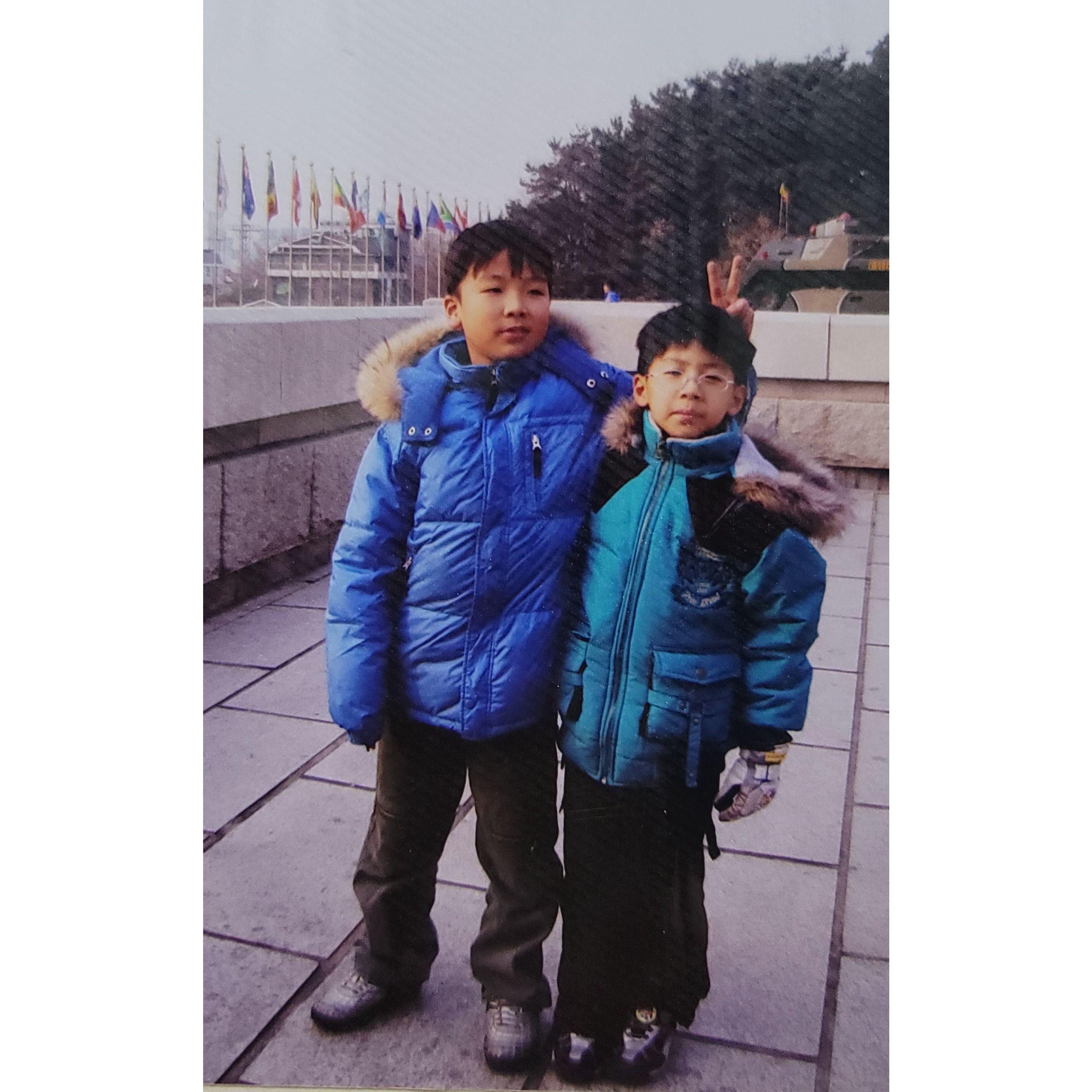 This is a photo of Jinhwan with a friend at Kukkiwon, the headquarters of Taekwondo. 진환이가 친구와 함께 태권도 국기원에서 찍은 사진입니다.