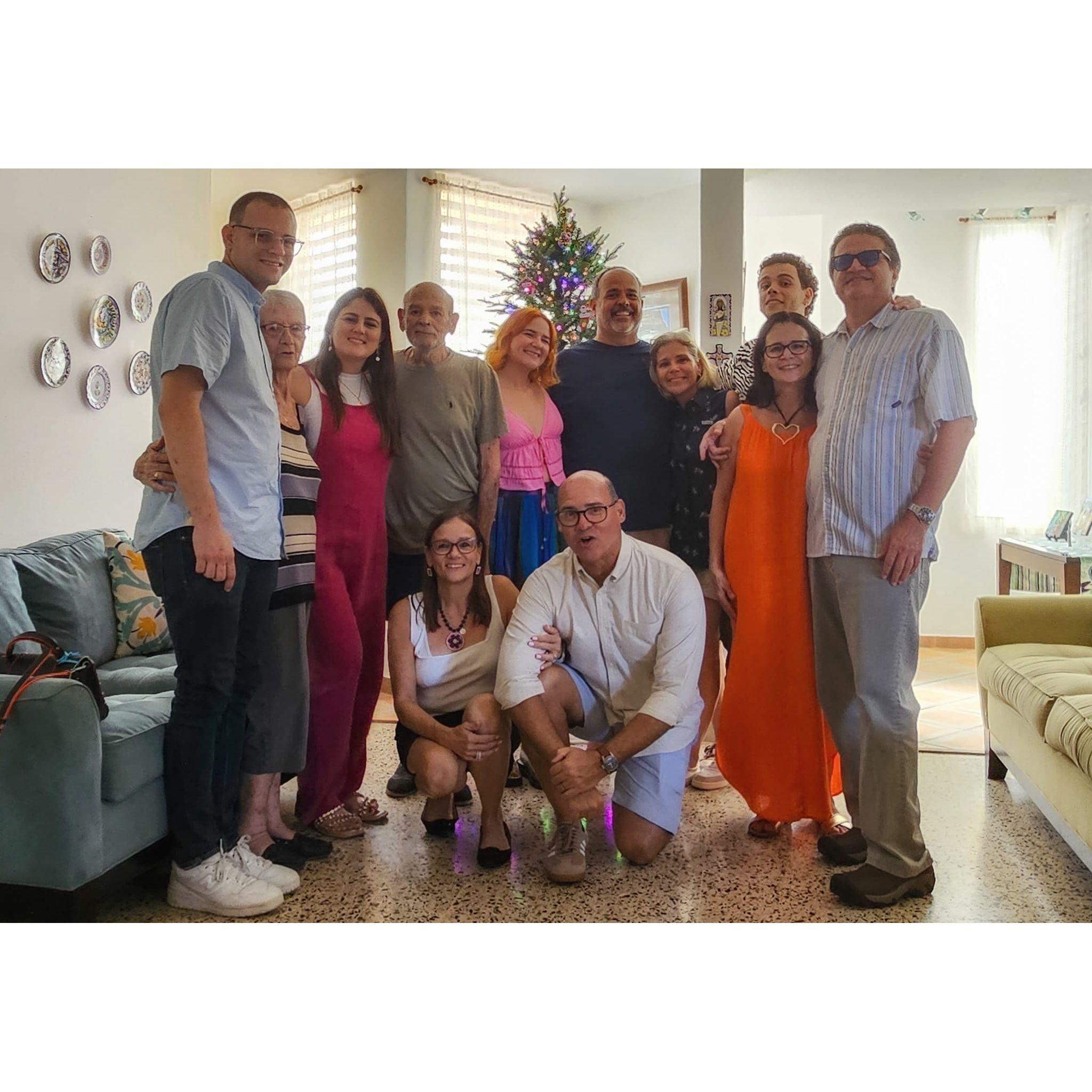 En familia, dando gracias