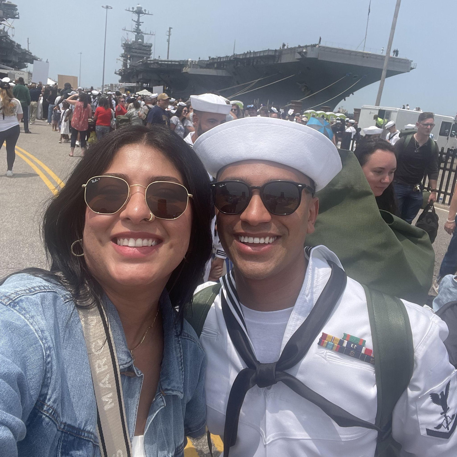 Ryan estaba en un barco en el medio oriente, a 8 horas de diferencia (Brenda esperaba hasta las 11pm para que Ryan la llamara cuando para él eran las 6am).