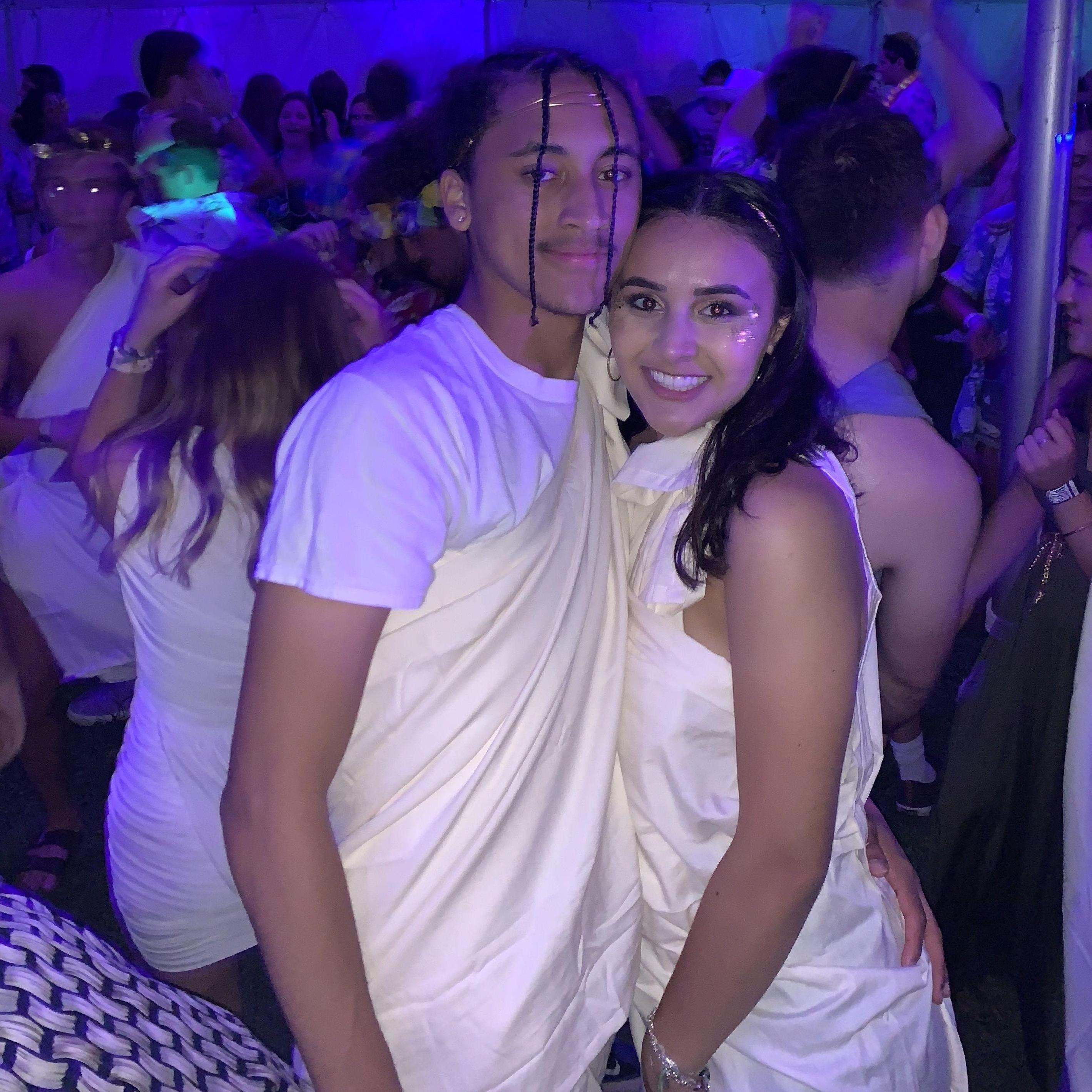 First dorm event. Toga Party!
¡Primer evento del dormitorio. Fiesta de togas!
