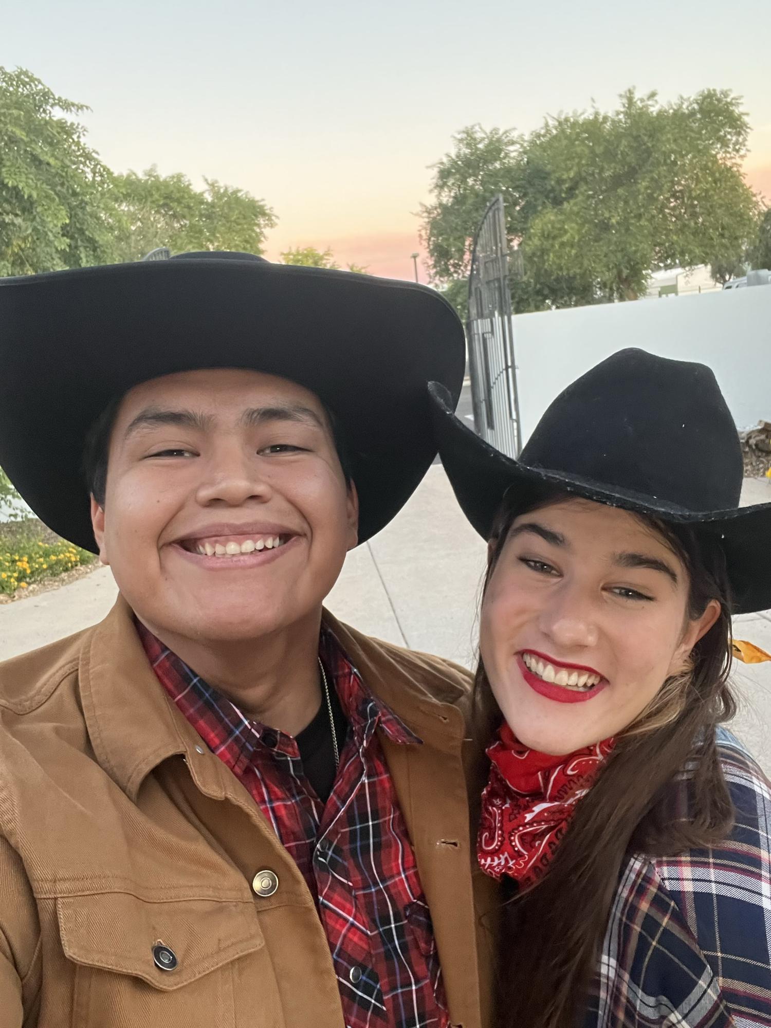 know that Elli doesn't like country. However, this night was a win for Favian because they danced to country music, and he had his eyes on Elli all night long because she looks good in a hat and boots