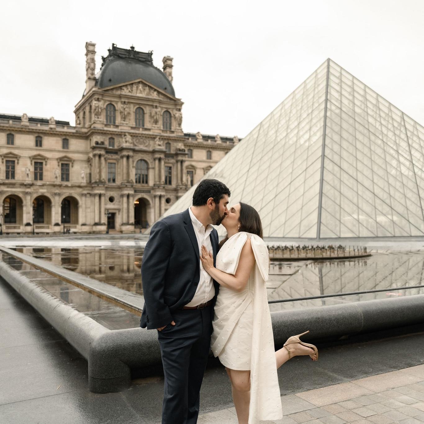Engagement photos at the Louvre!
