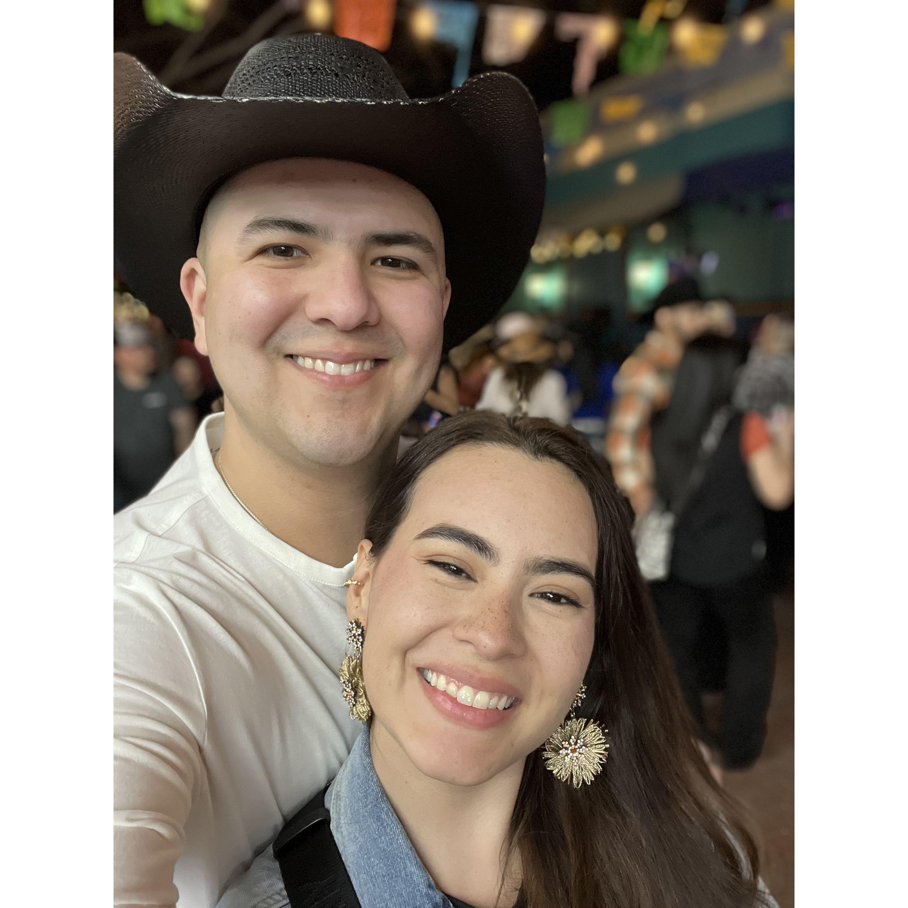 Alguien estaba muy feliz por sus aretes nuevos *** Somebody loves her new earrings