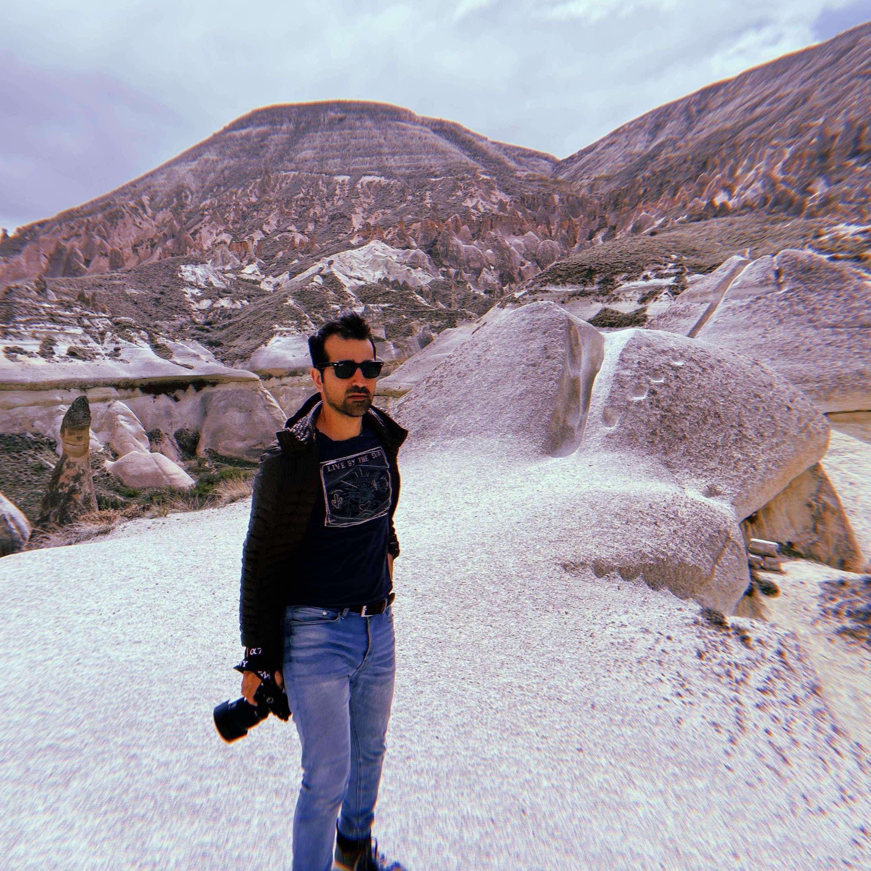Mohsen moonlights as a hot photographer