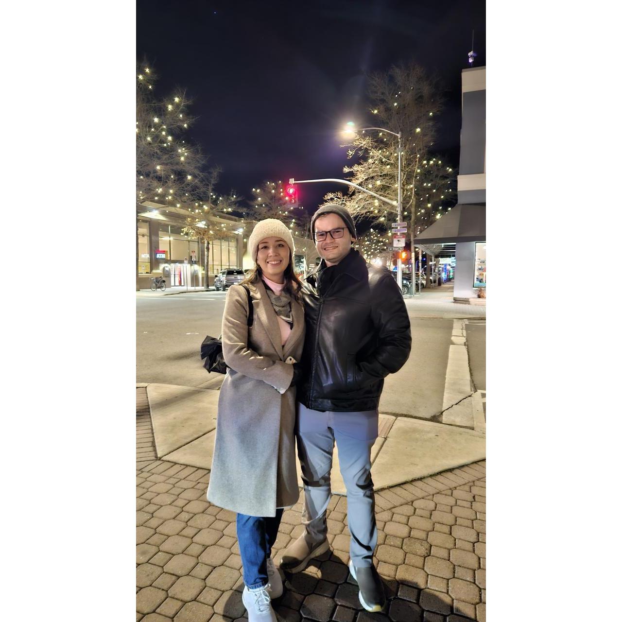 In our last trip, we visited the viby town of Bend in Oregon, USA! Picture taken by one of our friends right outside our favorite pub - can you guess how cold it was?