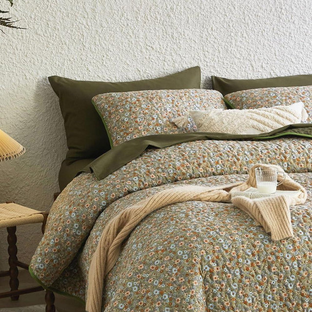 Wake In Cloud - Floral Quilt Set, Cute Vintage Flower Cottagecore Shabby Chic for Women Teen Girls, Reversible Lightweight Bedspread Coverlet, 3 Pieces, Olive Green, King Size