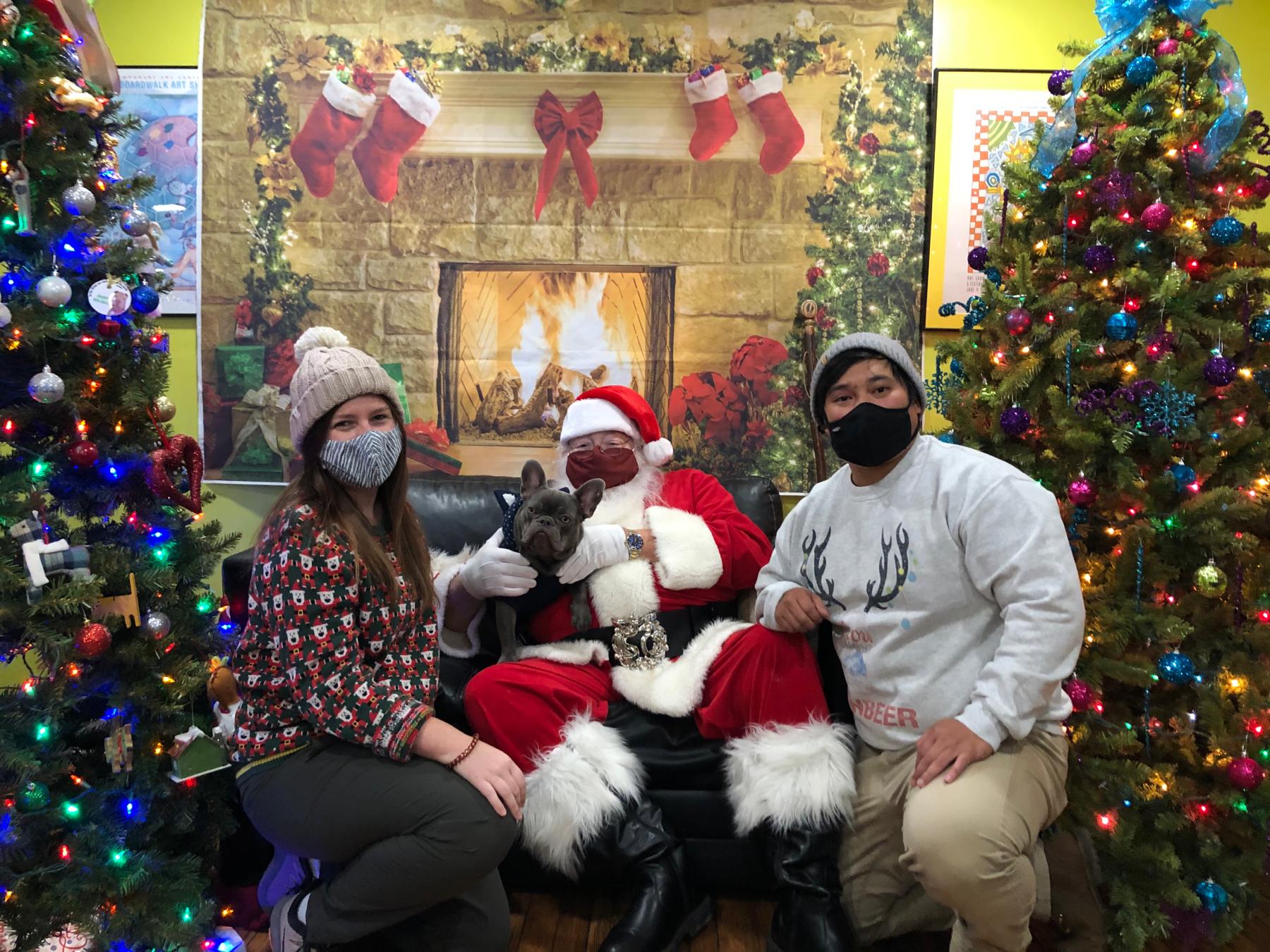 Eli’s first Christmas! The only thing more extra than us is Santa’s bling. ⌚️👀