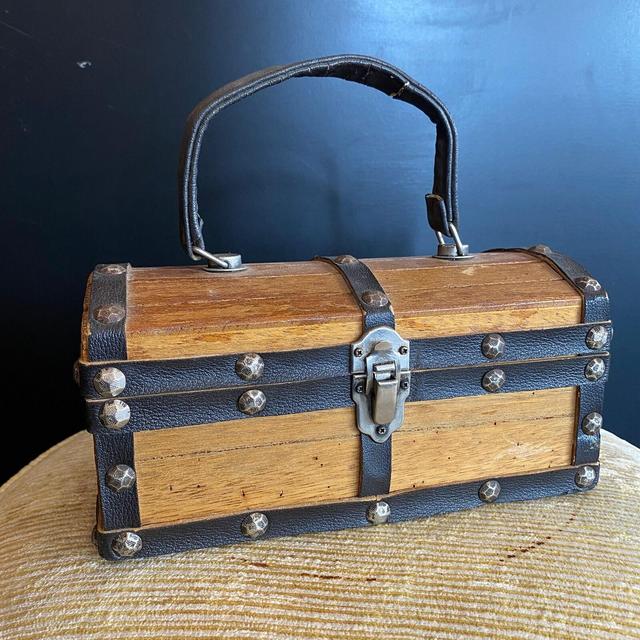 1960s box purse, treasure chest, vintage handbag, novelty purse, gaymode, made in Japan, wood bag, top handle, mrs maisel, collectible, vlv