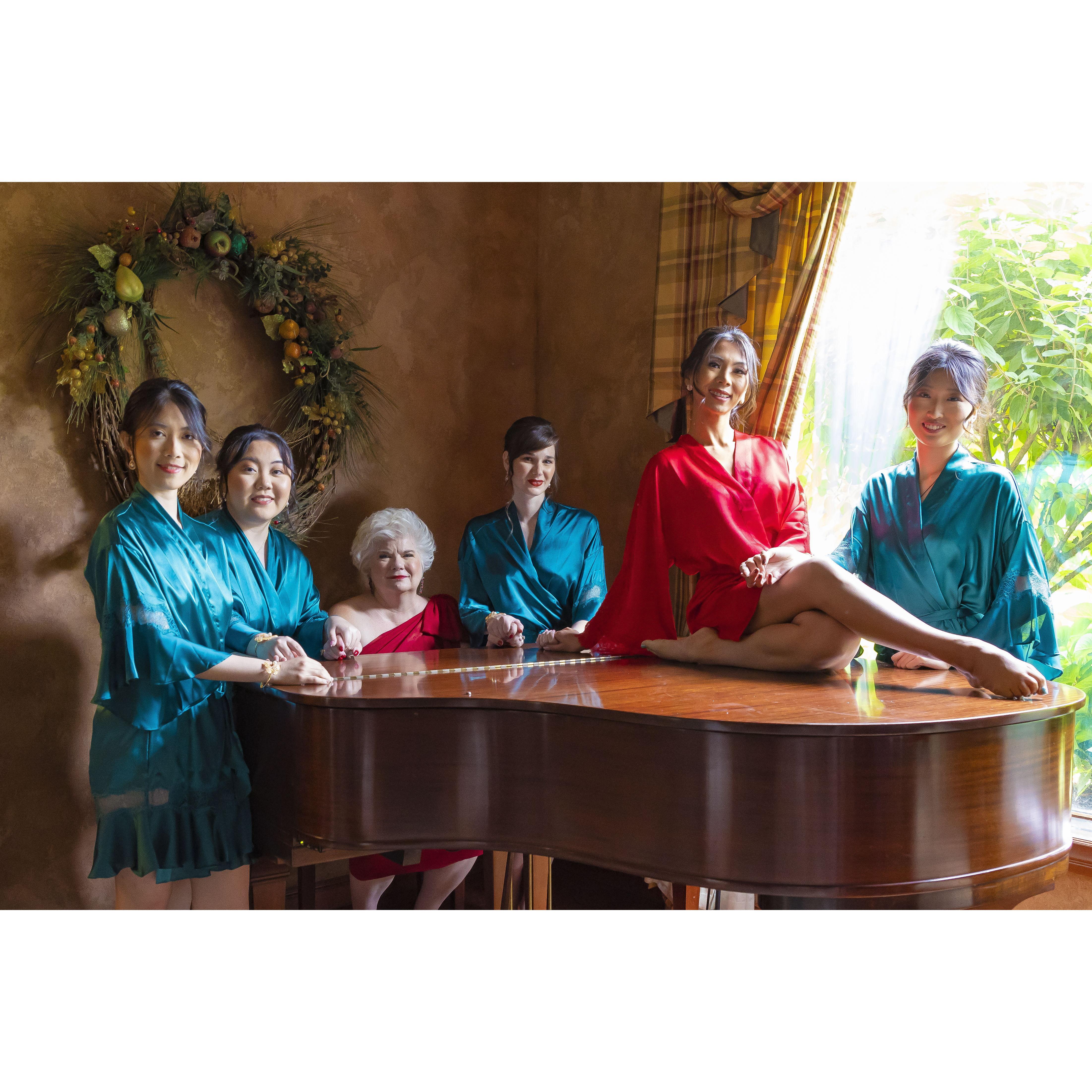 Mother-in-law, Bride and her friends on the wedding day morning
婚礼的清晨，妈妈， 新娘和她的朋友们身着晨袍，准备出发