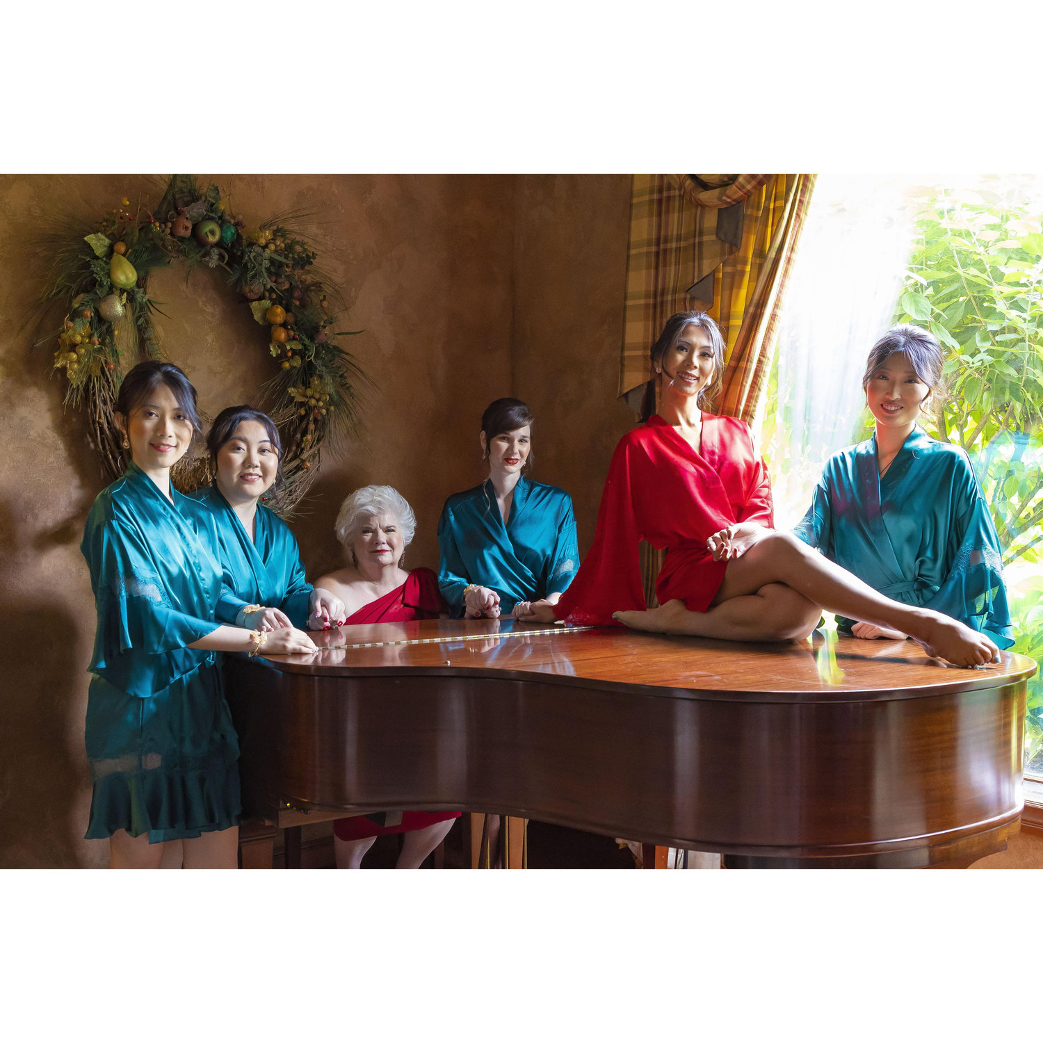 Mother-in-law, Bride and her friends on the wedding day morning
婚礼的清晨,妈妈, 新娘和她的朋友们身着晨袍,准备出发