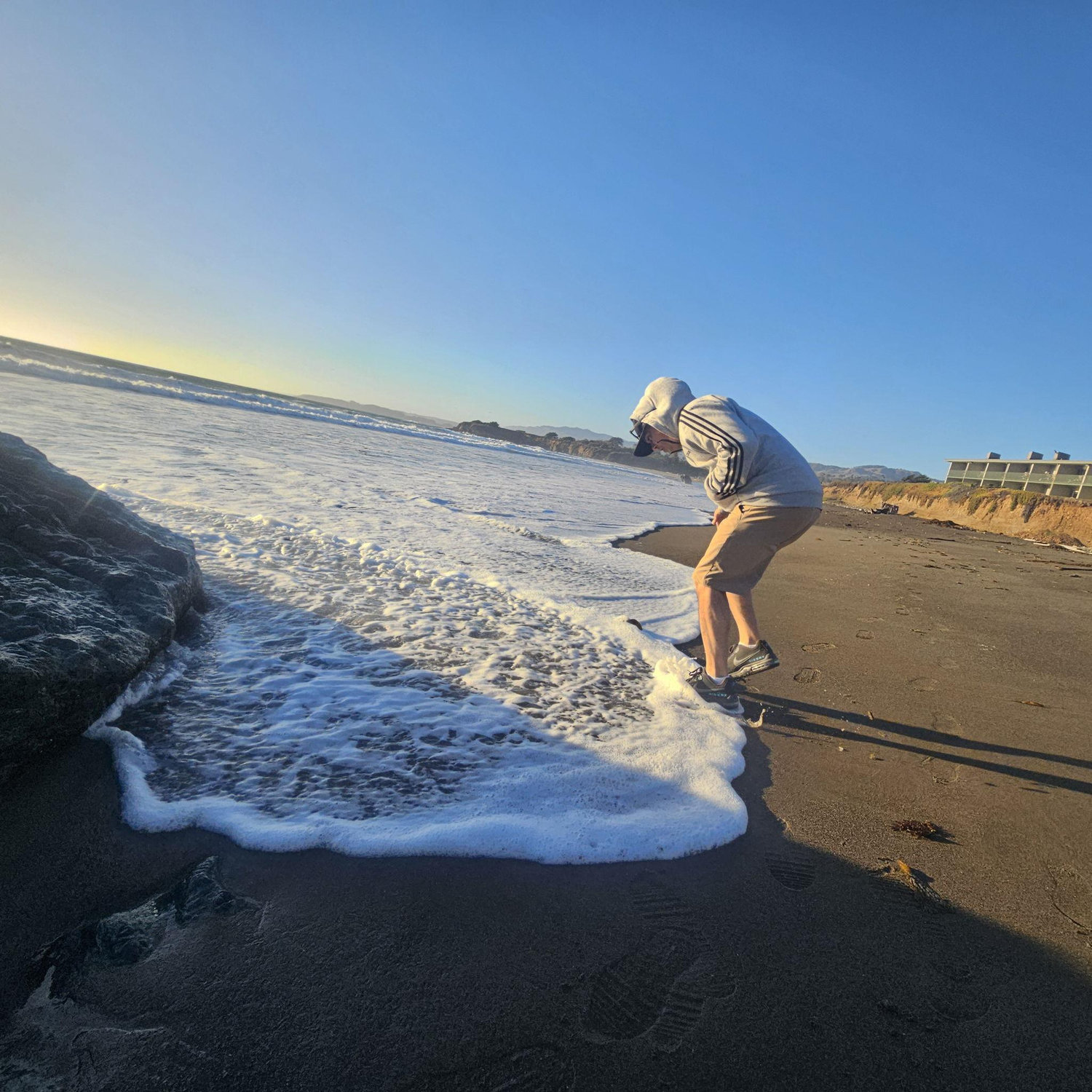 John went to touch the Pacific Ocean for the first time, and the ocean attacked!