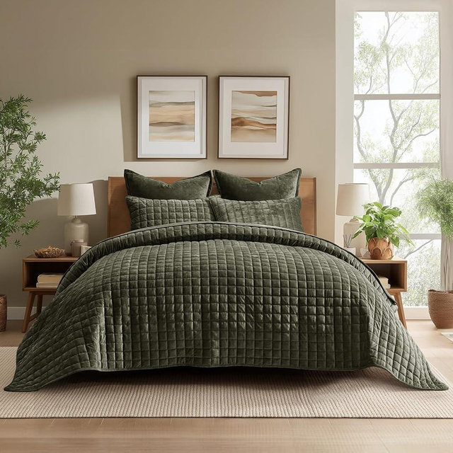 RECYCO Luxury Velvet Quilt Set, California King 118'' x 106'' Oversized Bedspread, Ultra Soft Velvet Comforter, Lightweight Box Stitch Bedding Sets for All Season, with 2 Shams, Olive Green
