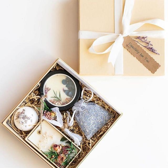 LaurGifts Birthday Gift for Women Gift Set Box - Dutch Flower Fields Inspired Candle Gift for Her Coworker Christmas Gift Idea - Spa Gift for Friend Mom Wife Girlfriend Gift