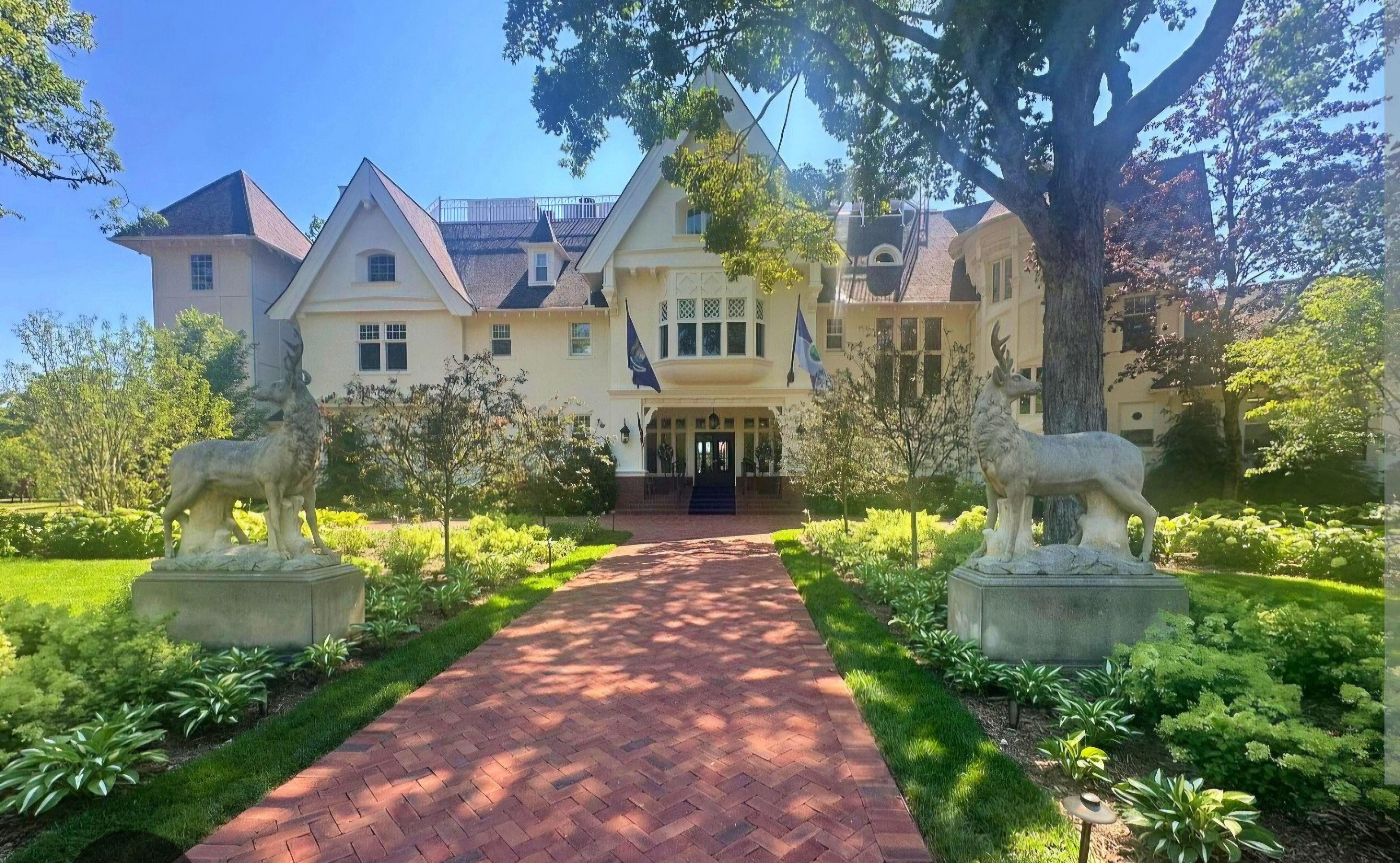 The Wedding Website of Gloria Faith and Dylan Thomas