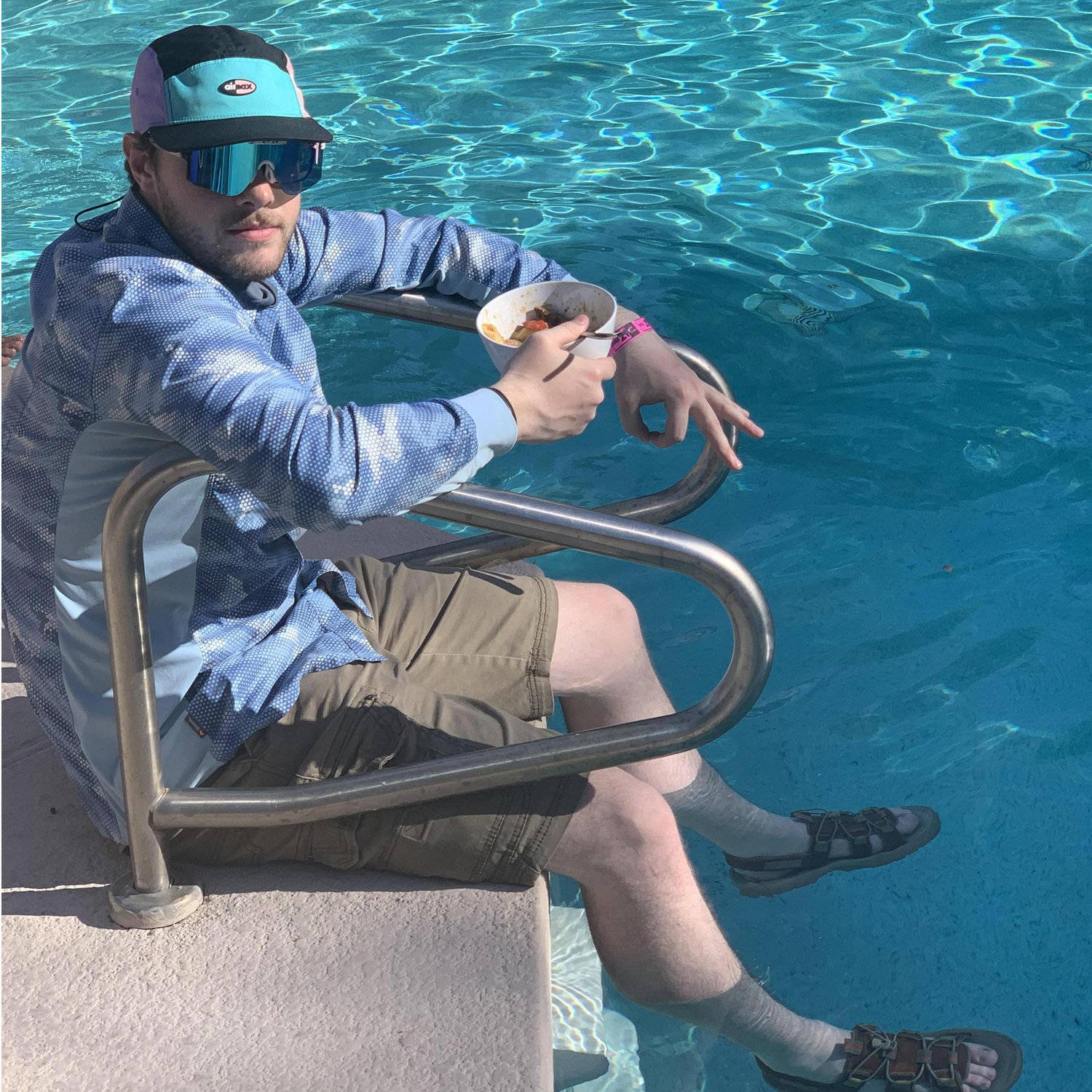 Phoenix 2021. H sporting a hick-dad look while eating leftovers by the pool.