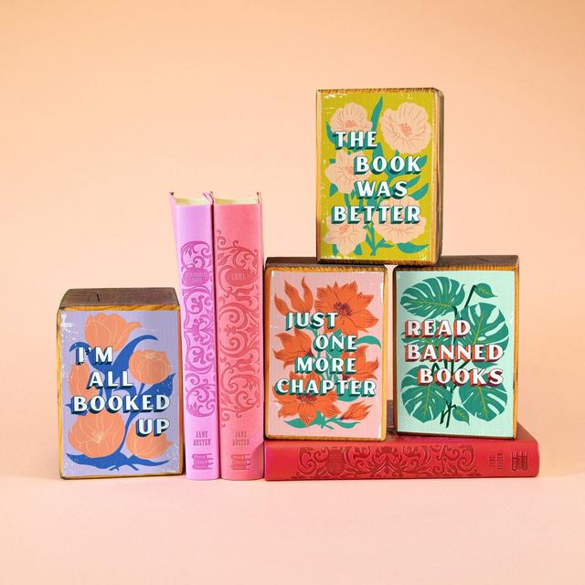 Wood bookend with book lover quote + flower/plant illustration, gift idea for readers