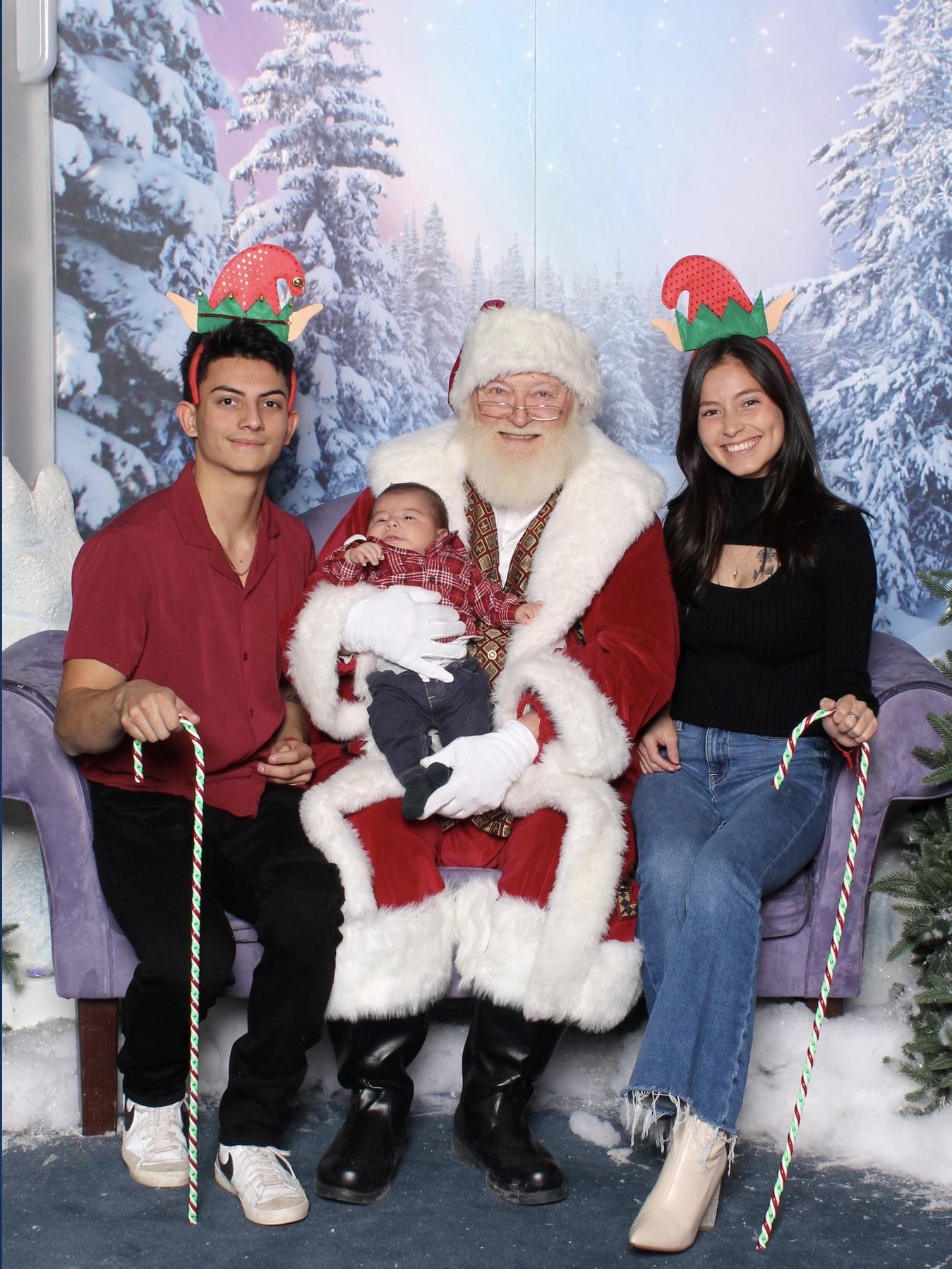 November 23rd, 2022
Our first Christmas pictures as a family of three at Woodfield mall in Schaumburg.