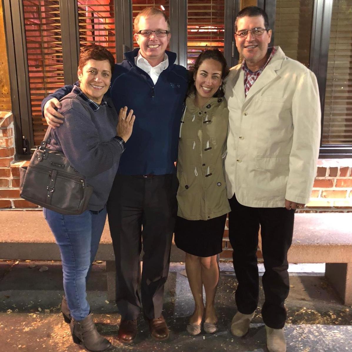 Dinner with our Virginia Beach family after our engagement. Cena con nuestra familia de Virginia Beach despues de nuestro compromiso.