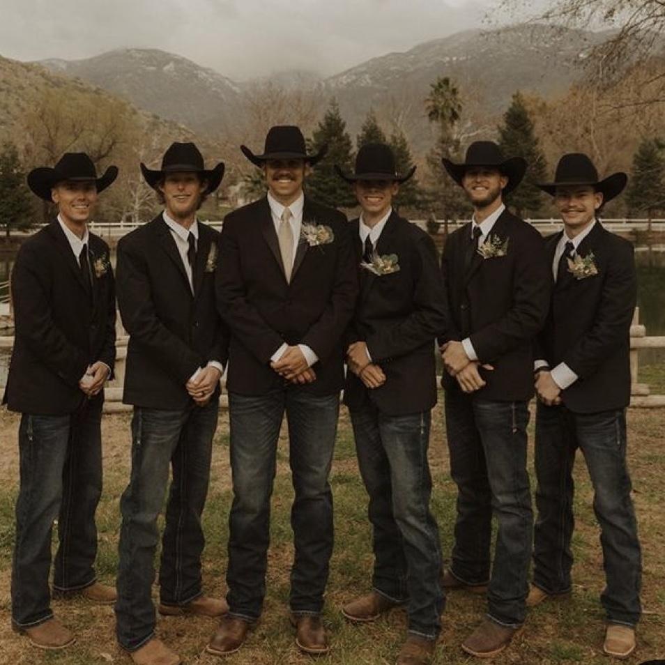DRESS COMFORTABLY!
Men: dress in jeans preferably, with a nice button up shirt (fall colors), boots and cowboy hat.

Optional: (Cuz it’s a country wedding y’all, cmon)
Dress pants, dress shoes, blazer