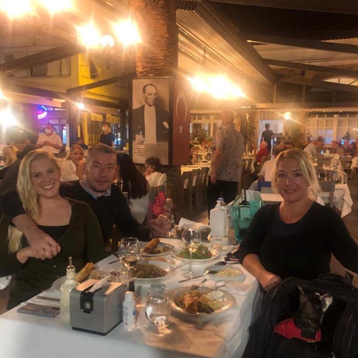 Cunda/Ayvalık, Turkey: Dinner at the ocean with Cennet and Shot