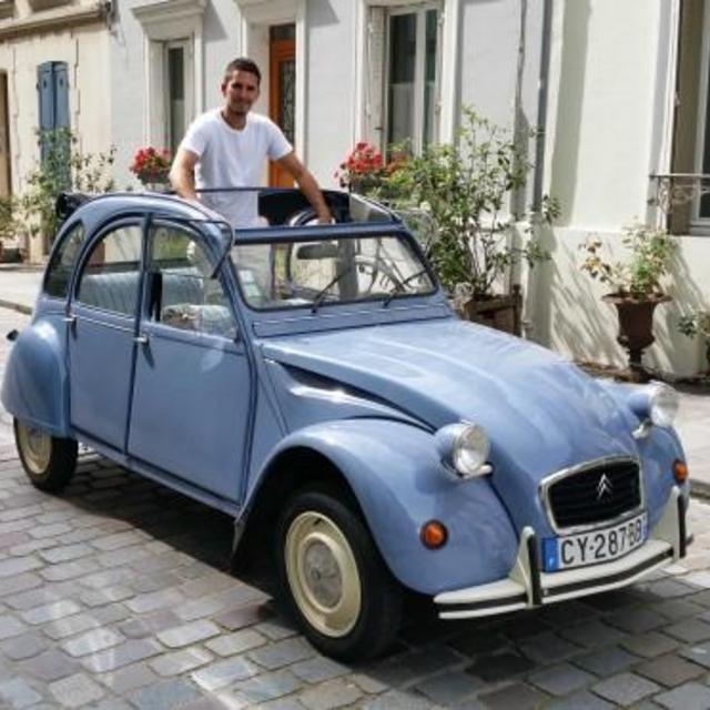 Vintage Car Tour Around Paris in a 2CV