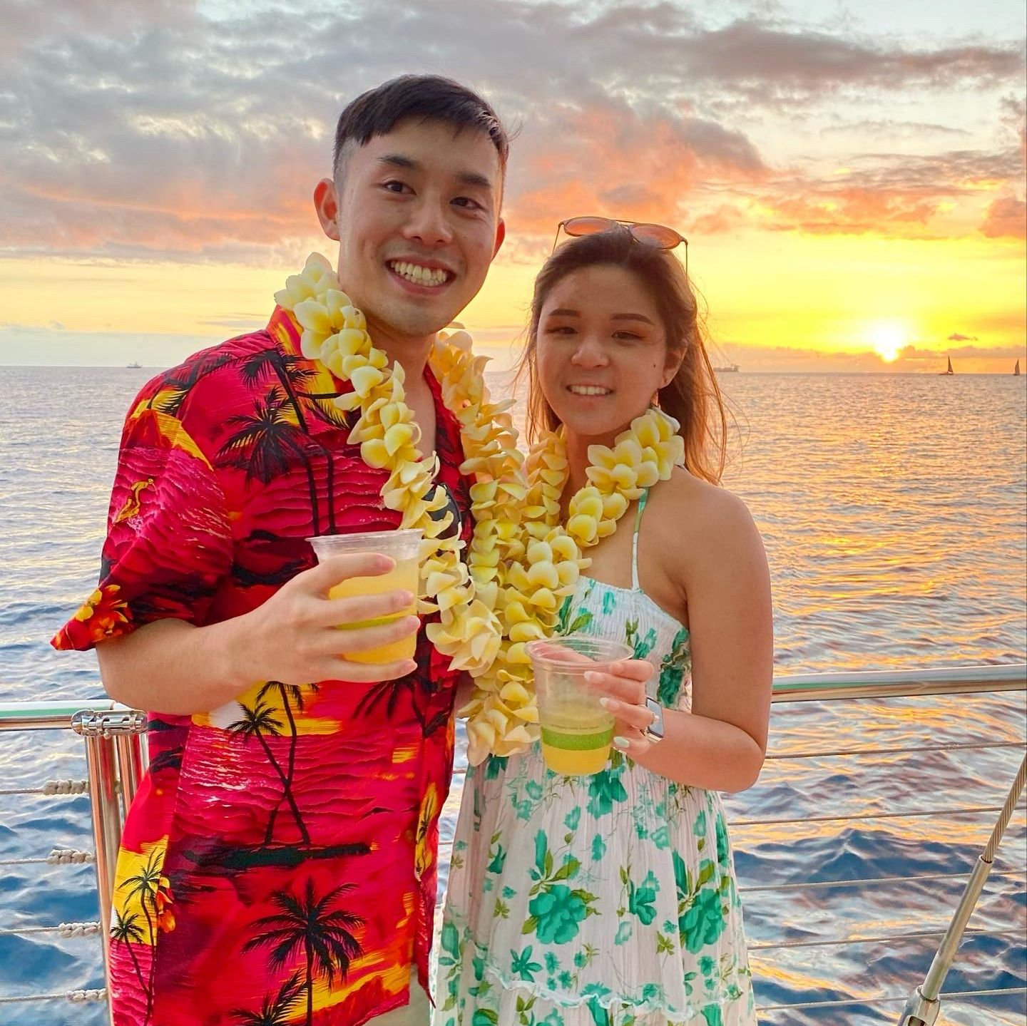 Fulfilling trip to Hawaii and watching sunsets together🌅