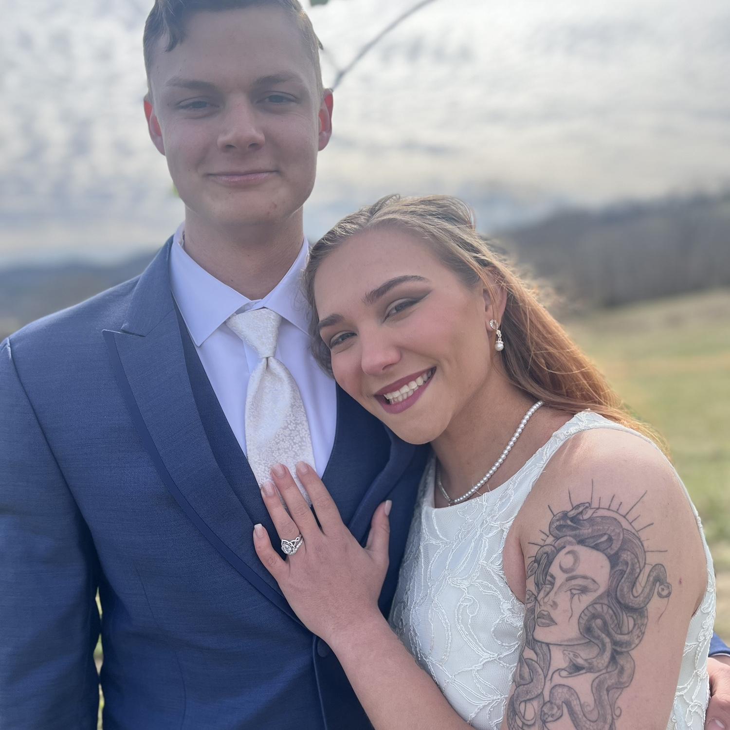 Tori and Donovan made sure to look their absolute best for the first day of their new life together. Taken after the ceremony, we’re very thankful there were no makeup streaks 🤣