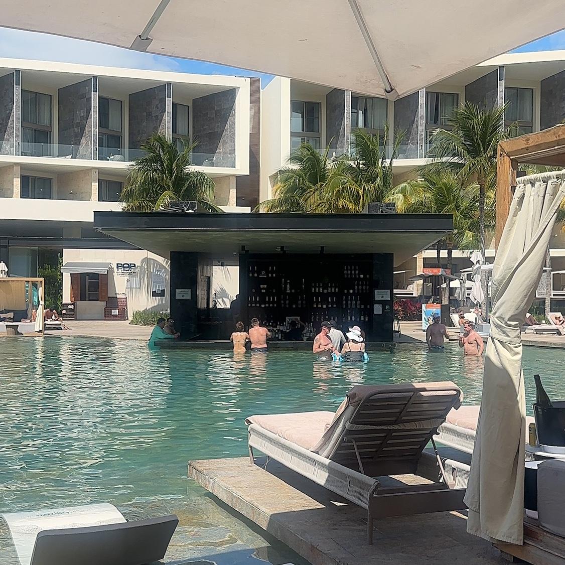 TRS Swim up bar
