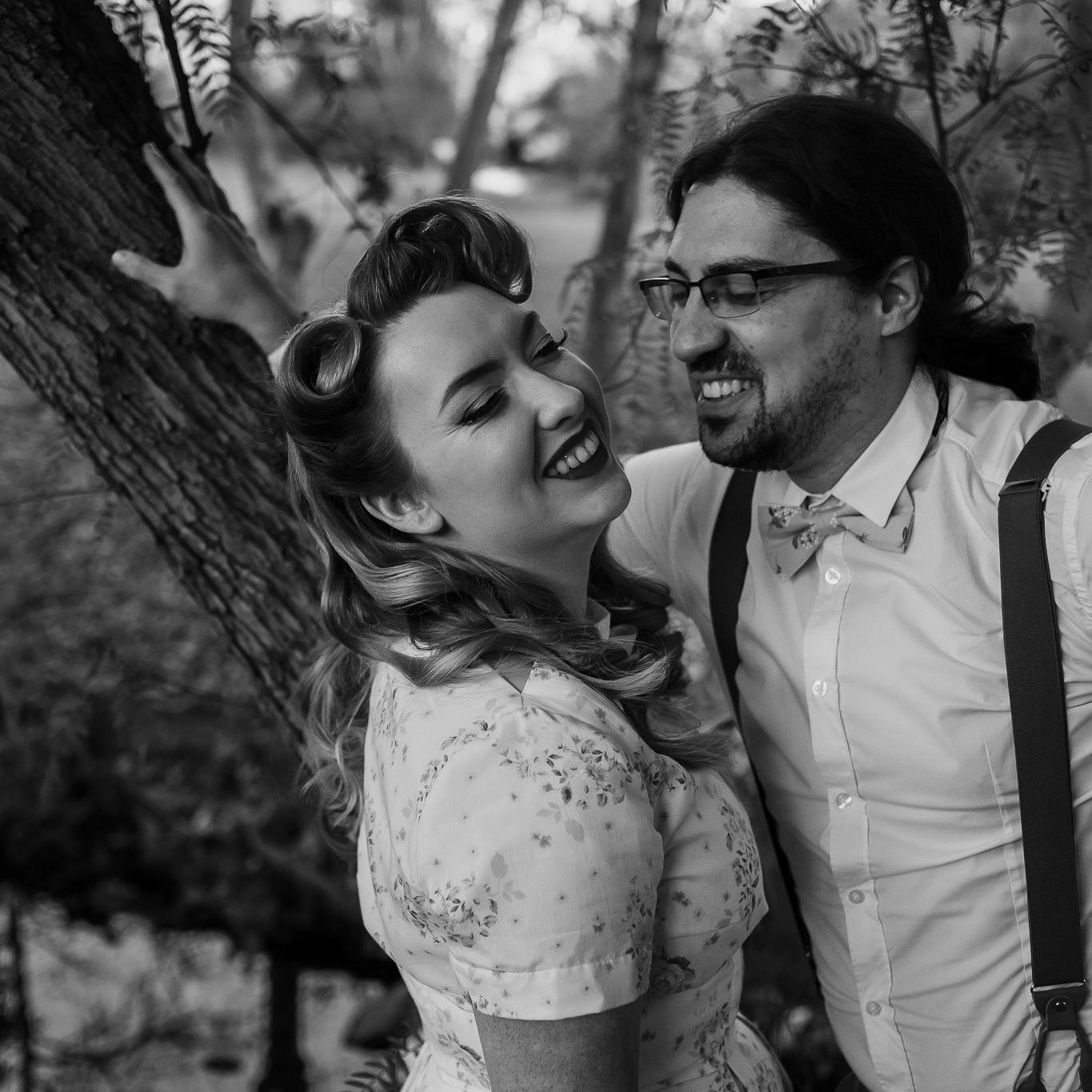 Taking engagement photos was difficult because Federico kept making Megan laugh.

Fare le foto di fidanzamento è stato difficile perché Federico continuava a far ridere Megan.